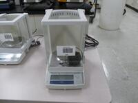 Metler Toledo AB204-S/Fact Analytical Balance, Capacity 220 g, Readability 0.1 mg.s/n1127281404 Tag #N/A Category: Lab Location: R&amp;D