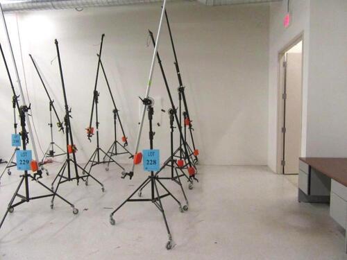 LOT (4) CALUMET LIGHTING STANDS ON CASTERS WITH BOOM ARM