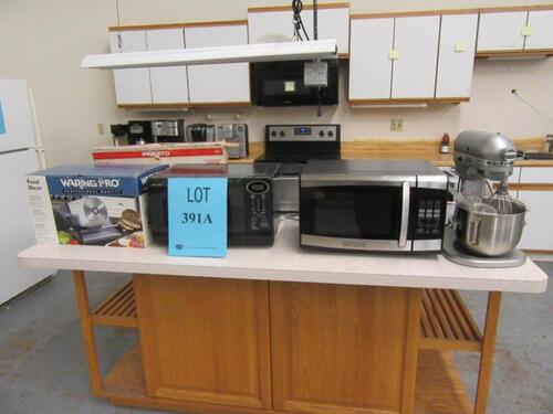 LOT ASST'D MICROWAVES, TOASTERS, COFFEE MAKERS, MIXER, FOOD SLICER