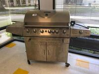 Brinkman Elite Series 7625 Propane Gas Barbeque Grill. Sale is subject to seller confirmation. Location: Administrative Area