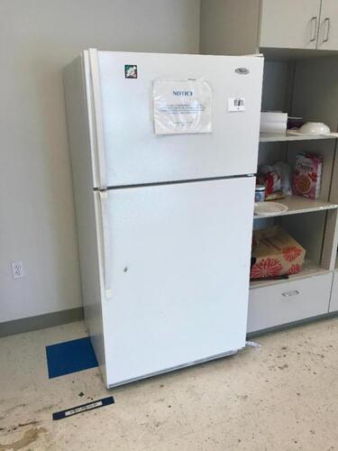 Whirlpool ET1FTKXKO10 Refrigerator/Freezer. Sale is subject to seller confirmation. Location: Administrative Area