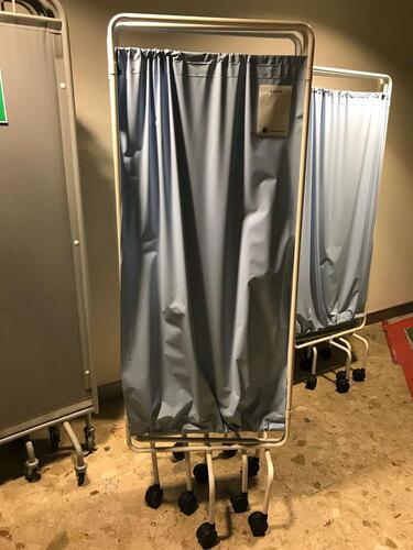 Heathrow 4-panel full height medical screen