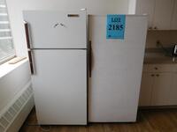 (LOT) 2 ASST'D REFRIGERATORS, (3) ROUND LUNCH ROOM TABLES AND (6) SIDE CHAIRS