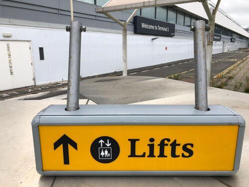 Illuminated sign, showing Lifts direction, with removable poles