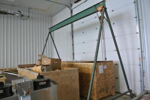 GREEN GANTRY CRANE C/W CHAIN HOIST