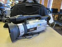 CANNON DM-GL2 A MINI-DV CAMCORDER WITH BATTERY AND CHARGER, (LOCATION: SHOEN LIBRARY GROUND FLOOR)