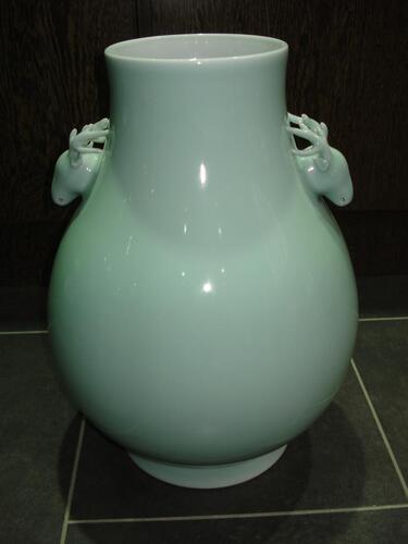 (4) WHITE EGG BLUE PORCELAIN VASE (COST $452) (RP1105)