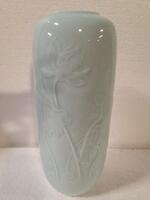 (8) WHITE EGG BLUE PORCELAIN VASE (COST $600) (RP1117)