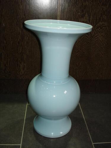 (4) WHITE EGG BLUE PORCELAIN VASE (COST $452) (RP1101)