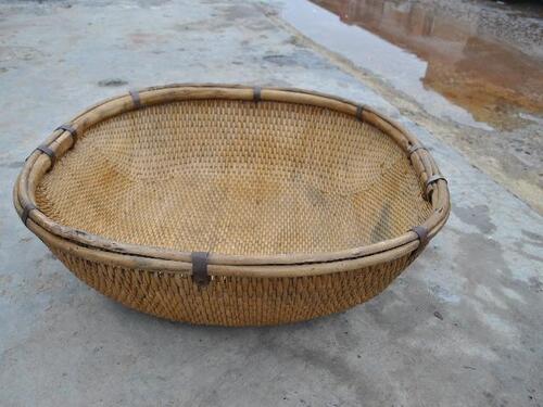 (90) ASST'D LARGE ROUND WILLOW TRAYS (COST $2,970) (RA477) (EACH TRAY COMES WITH UNIQUE DESIGN NO TWO ARE THE SAME)