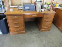 (4) OAK WOOD DESKS (6036 CFD)