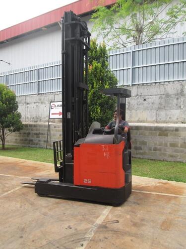 Toyota 7-FBRE-25 Electric Reach Truck (2005)