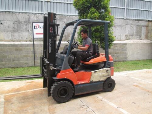 Toyota 7-FBH-20 Electric Forklift Truck (2008)