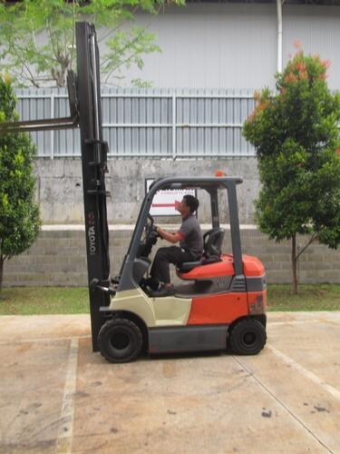 Toyota 40-7-FB-25 Electric Forklift Truck (2011)