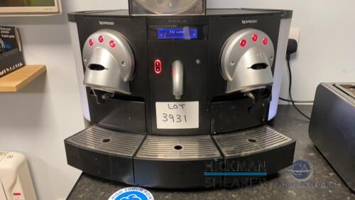 Nespresso Gemini 200 espresso machine (one side of tray is not locking)