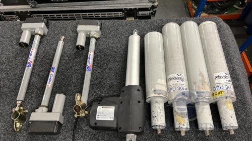 Quantity of 4 x Fanbeam antennae, and 4 x Actuators (See photo)s