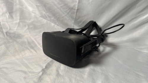 OCCULUS RIFT HEADSET MODEL HM-A KIT WITH BASE STATION AND CONTROLLERS.