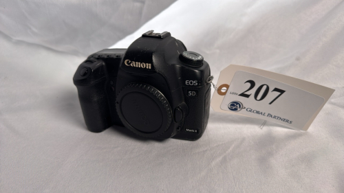 LOT OF (1) CANON EOS 5D MARK II CAMERA W/ CRACKED SCREEN COVER AND (1) TAMARAC BACKPACK WITH MISC SHOOTING ACCESSORIES