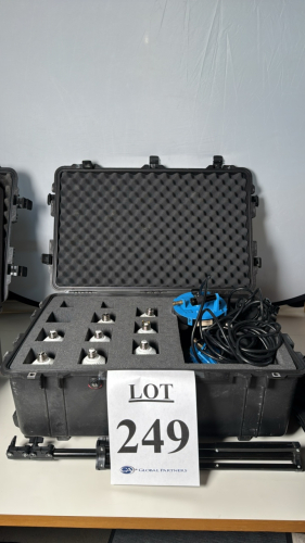LOT OF (2) WESTCOTT SPIDERLITE TD5 STUDIO LIGHTS WITH LIGHTBULBS AND HARD CASE