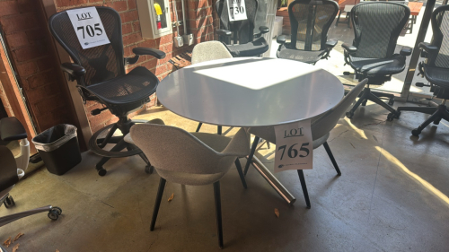 Dining round table with three chairs