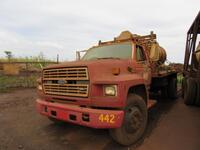 1989 FORD F700 FLATBED STAKE BODY, WITH (2) 600 GALLONS TANKS, VIN/SERIAL:1FDXK74P6LVA07885, W/TITLE, (ENGINE NEEDS REPAIR), (HC&S No. 442)