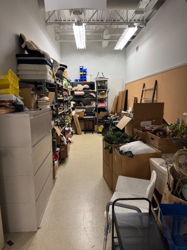CONTENTS OF ROOM, ASSORTED DECORATIONS, HOUSEWARE, CLOTHING, ETC.