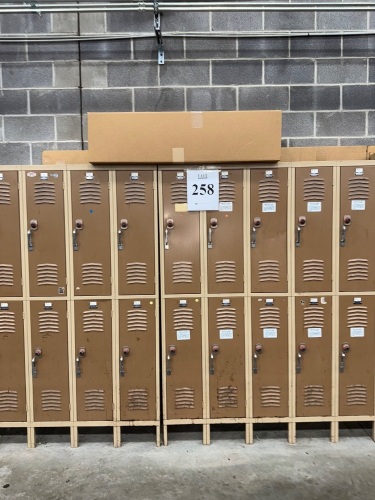 INTERIOR 24 PERSON DOUBLE TIER METAL LOCKERS