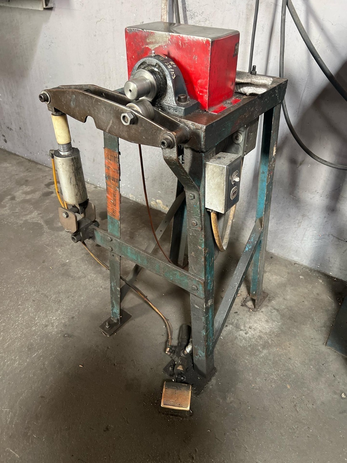 Tube End Deburring Machine Tube End Forming and Deburring Machine