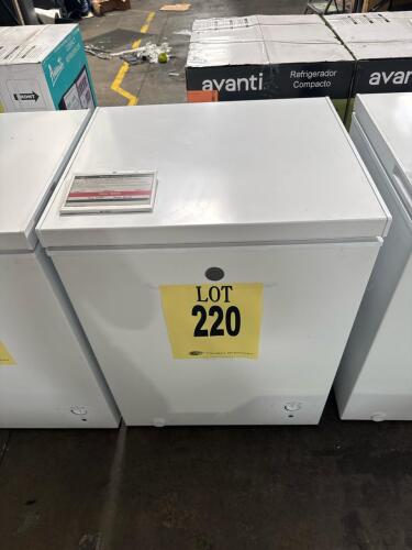 GE FCM5STBWW 5.1 cu ft Chest Freezer, Manual Defrost, Garage Ready, Adjustable Thermostat, Power "On" Light, Recessed Handle, Upfront Defrost Drain, 218 kWh/year Energy Consumption, 33.5 x 24.75 x 21 in Dimensions, 54 lbs Weight, Serial Number: FV177628 G