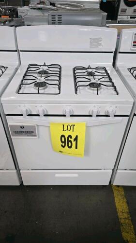 Conservator VRGW3150RW0 Gas Range featuring a 5.0 cu. ft. standard clean oven, 4 burners (3 at 9,500 BTU and 1 at 5,000 BTU), porcelain upswept cooktop, porcelain-coated steel grates, removable full-width storage drawer. Serial Number: VEE1179058.