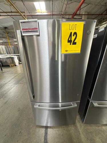 GE GDE25EYKFS 33in ENERGY STAR BOTTOM-FREEZER DRAWER REFRIGERATOR SS, S/N-VS325576 RETAIL $2,299
