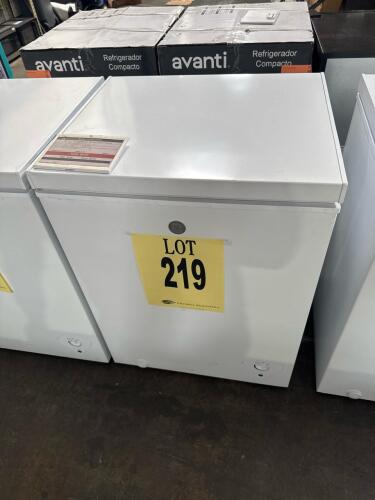 GE FCM5STBWW 5.1 Cu. Ft. Chest Freezer, Manual Defrost, White, Garage Ready, 33.5" H x 24.75" W x 21" D, 54 lbs, 115V AC, 60Hz, 1.4 Amps, R600a refrigerant, 1 plastic lift-out sliding basket, temperature range -6&deg;F to 6&deg;F, power outage promise (48-hour fr