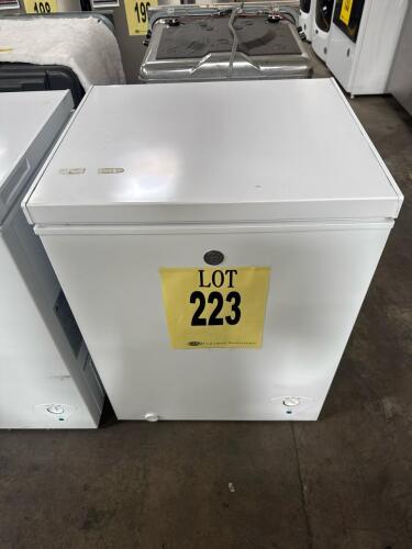 GE FCM5STBWW 5.1 cu. ft. manual defrost chest freezer, garage ready, white finish, mechanical dial controls, 115V, 1.4A, R600a refrigerant, cyclopentane insulation, 1 wire basket, door reversal kit, dimensions 33.5 x 24.75 x 21 in, installation clearance 