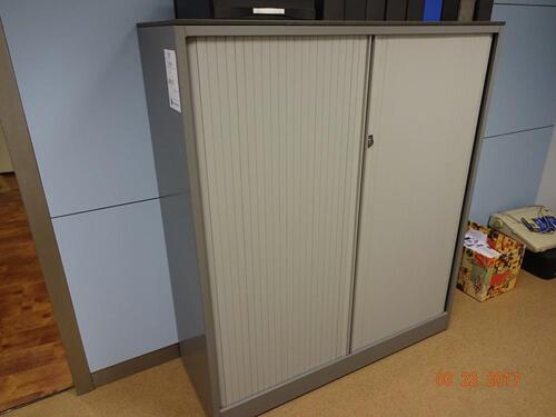 Half hoge kast met rollade (Cabinet - half height roller-door cabinet.)