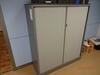 Half hoge kast met rollade (Cabinet - half height roller-door cabinet.)