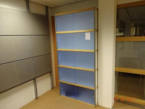 Set van 2 blauwe kasten met doorzichtige kunstof schuifdeuren, metalen frame en houten planken (Matching Set of 2 Office Shelving Units with Blue Translucent Sliding Doors, Metal Frame and Wood Shelves)