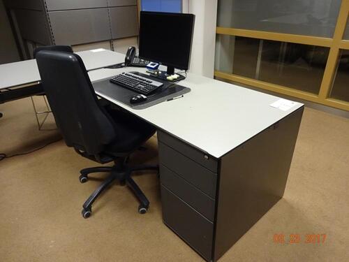 Metalen bureau met fineerblad met dossierladen. Half hoge rolladen kast en bureaustoel (computer en toebehoren zijn geen onderdeel van dit lot). (Desk - Metal framed workstation with veneer top and file drawers. Half-height roller-drawer cabinet and offic