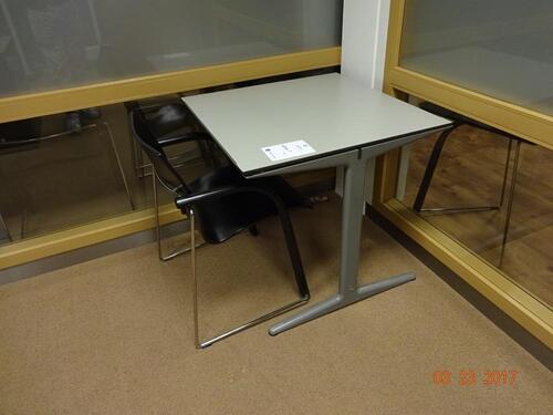 Tafel, metalen tafel met fineerblad en stoel (Office Table Set - Metal framed work table with veneer top and chair)