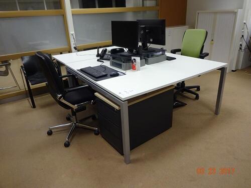 Bureau, metaal uitgevoerd met fineerblad en bijpassende werktafel. Kast met rolladen en 2 bureaustoelen (Desk - Metal framed workstation with veneer top and matching work table. Rolling file cabinet and 2 office chairs) (Computer equipment is not included