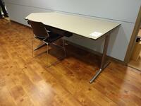 Tafel, metalen tafel met fineerblad en bureaustoel (Table - Metal framed work table with veneer top and office chair)
