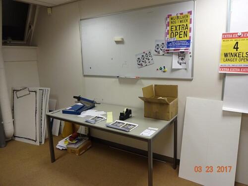 Tafel, metalen tafel met white board en bureaustoel (Table - Metal framed work table with white board and office chair)