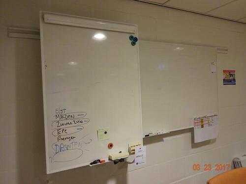 2 White boards met railsysteem (2 White Boards on rail system)