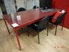 Conferentie tafel met glazen blad en 4 gasten stoelen (Conference table with glass top and 4 guest chairs)