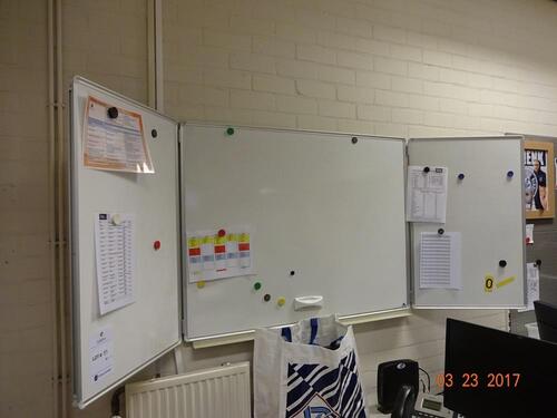 White board met scharnierende zijden (White board with hinged sides)