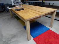 Slagersblok tafel met scharnierende basis voor makkelijke opslag ("Butcher-block" table with 'hinged base' for easier storage)