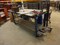Metalen tafel op zwaarlast wielen (Rolling metal framed work table with heavy duty castors)