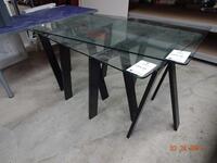 Zwart "Sawhorse" tafel met gekromde rand glazen blad (Black "Sawhorse" table with curved edge glass top)