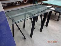 Zwarte "Sawhorse" tafel met gekromde rand glazen blad (Black "Sawhorse" table with curved edge glass top)