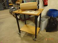 5 - Verrijdbare tafels met zwaarlastwielen (5 Rolling Utility Tables with heavy duty locking castors)