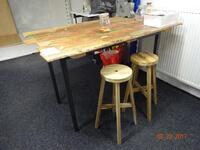 Houten tafel met krukjes (Wood table and stools)